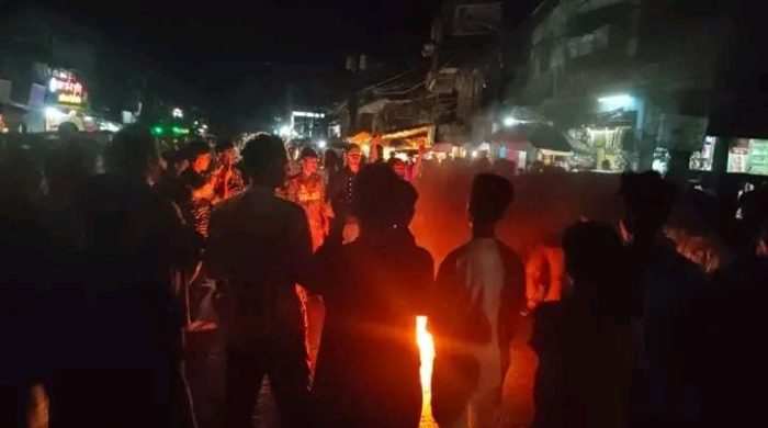 ভিপি নুরের উপর হামলার প্রতিবাদে কোর্টবাজার স্টেশনে সড়ক অবরোধ