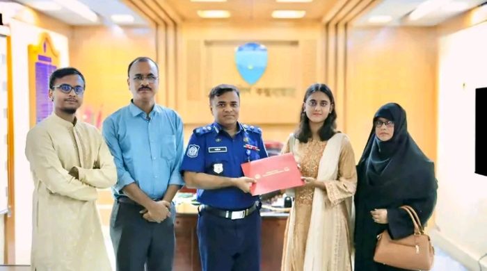 কক্সবাজারে পুলিশ পরিবারের কৃতি সন্তানদের মেধাবৃত্তি প্রদান করেন পুলিশ সুপার