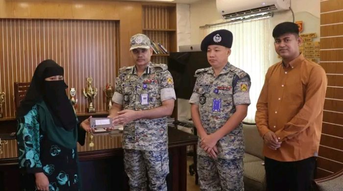 টেকনাফে ২০টি হারানো মোবাইল উদ্ধার করে ফিরিয়ে দিল এপিবিএন