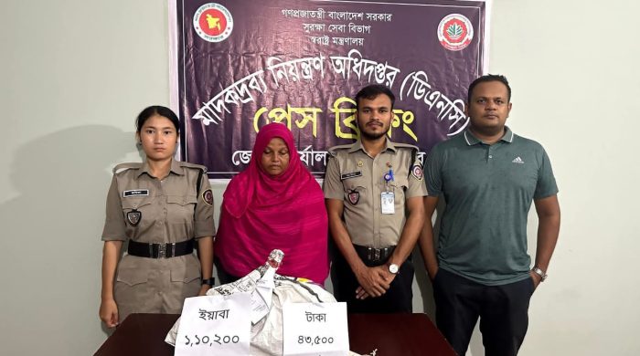ঘুমধুমে ডিএনসি’র অভিযানে এক লাখের বেশি ইয়াবা ও নগদ টাকাসহ নারী আটক