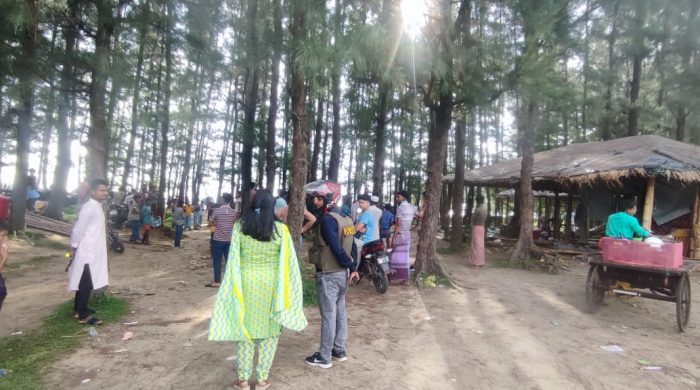 উখিয়ায় সমুদ্র সৈকতে ১২টি অবৈধ স্থাপনা উচ্ছেদ করেছে উপজেলা প্রশাসন