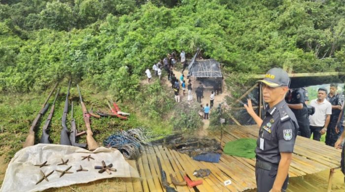 মহেশখালীতে দুর্গম পাহাড়ে সন্ত্রাসীর আস্তানায় র‍্যাবের যৌথ অভিযানে অস্ত্র ও গোলাবারুদ উদ্ধার