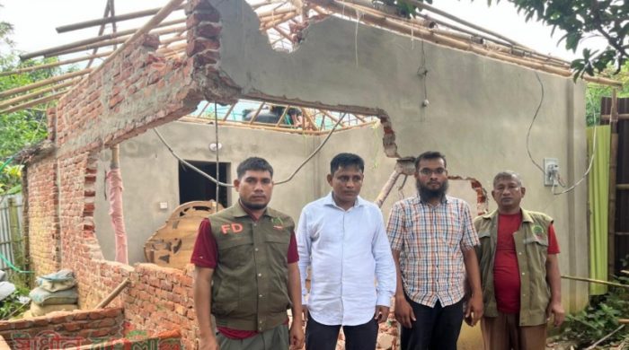 উখিয়ায় আদালতের নির্দেশে বনবিভাগের অভিযান: পাকা ঘর উচ্ছেদ