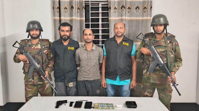 হোয়াইক্যংয়ে সেনাবাহিনীর অভিযানে অস্ত্র ও গুলিসহ অস্ত্র ব্যবসায়ী আটক