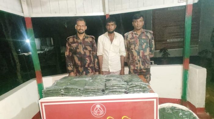 নাইক্ষংছড়ি সীমান্তে বিজিবির অভিযানে ৩০০ পিস গেঞ্জিসহ একজন আটক