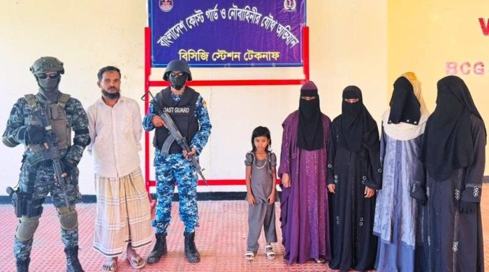 টেকনাফের গহীন পাহাড়ে কোস্ট গার্ড ও নৌবাহিনীর যৌথ অভিযানে নারী ও শিশুসহ ৫ জন উদ্ধার, আটক ১